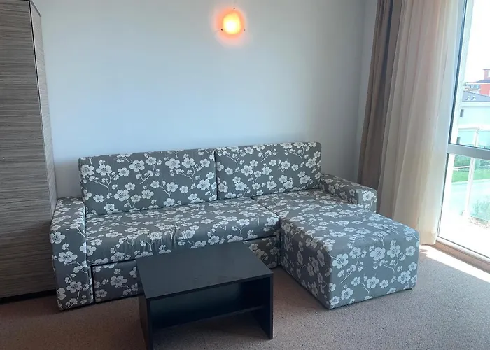 в сарафово דירה *